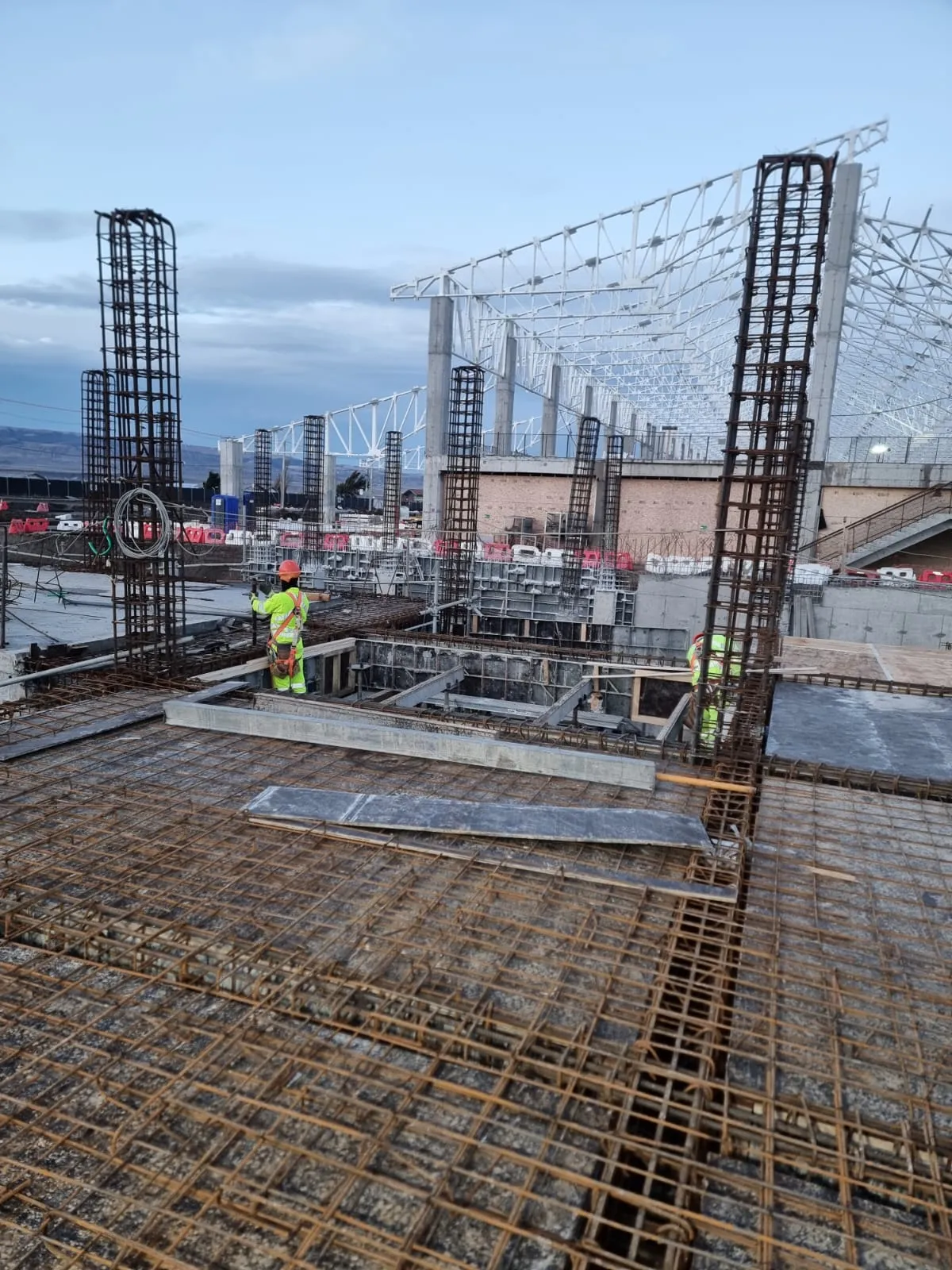 Trabajo de radier y cimientos con enfierradura visible